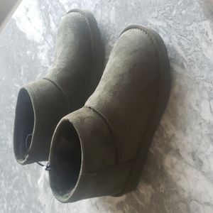 Arizona Dark Green Memory Foam Boots Size 6M